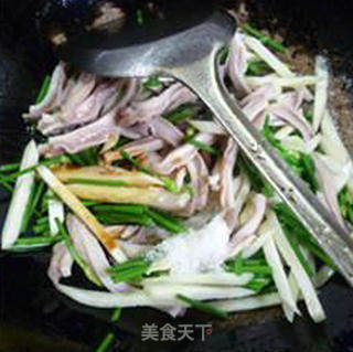 韭菜花茭白炒猪肚的做法步骤：12