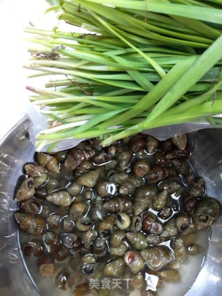 螺丝肉炒韭菜的做法步骤：1