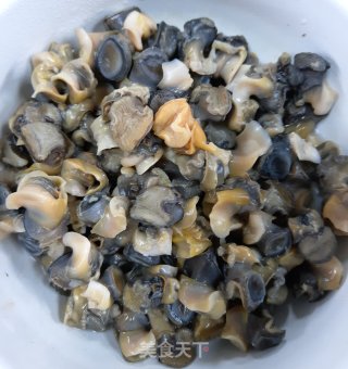 螺丝肉炒韭菜的做法步骤：2