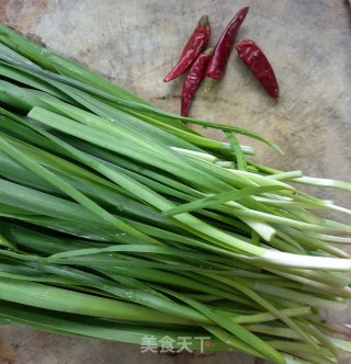 螺丝肉炒韭菜的做法步骤：3