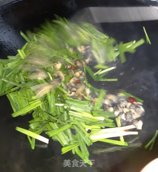 螺丝肉炒韭菜的做法步骤：6