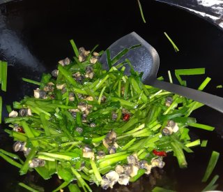螺丝肉炒韭菜的做法步骤：7
