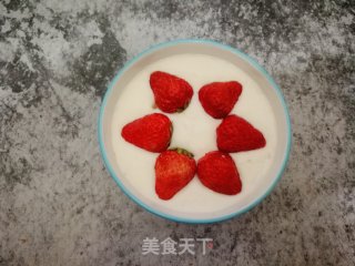 草莓麦片酸奶碗的做法步骤：5