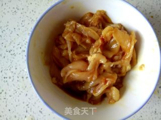 青椒木耳炒鸡肉的做法步骤：1