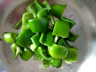 青椒木耳炒鸡肉的做法步骤：2