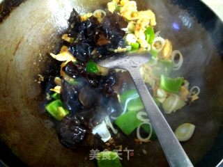 青椒木耳炒鸡肉的做法步骤：7