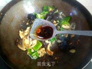青椒木耳炒鸡肉的做法步骤：8