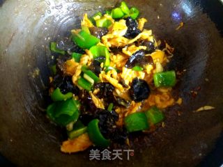 青椒木耳炒鸡肉的做法步骤：11