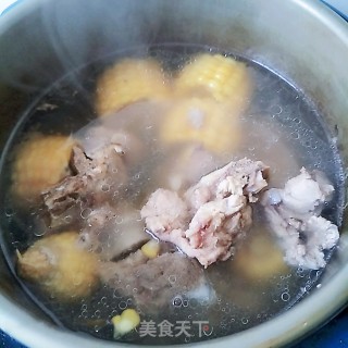 玉米排骨汤的做法步骤：6