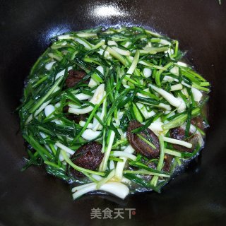 辣肠炒藠头的做法步骤：6