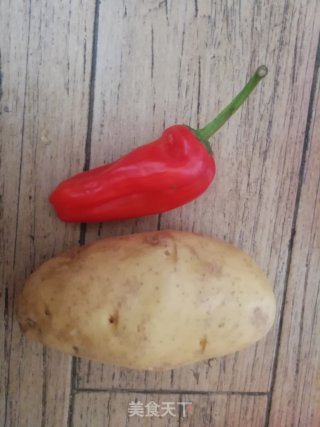 红椒土豆丝的做法步骤：1