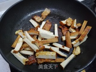 五花肉炒豆干的做法步骤：5