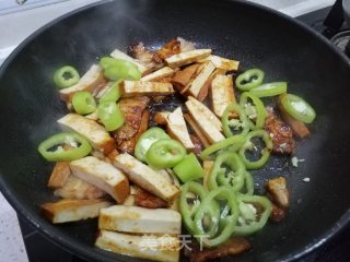 五花肉炒豆干的做法步骤：6