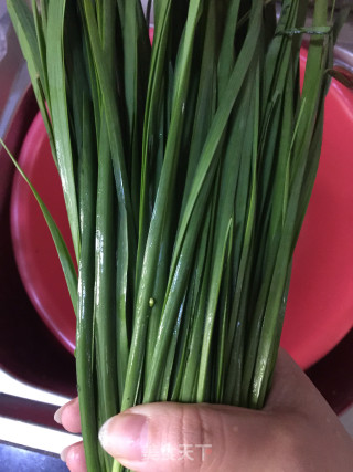 韭菜炒河虾的做法步骤：2