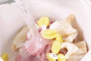 高山紫萝卜排骨新西兰花胶汤的做法步骤：3
