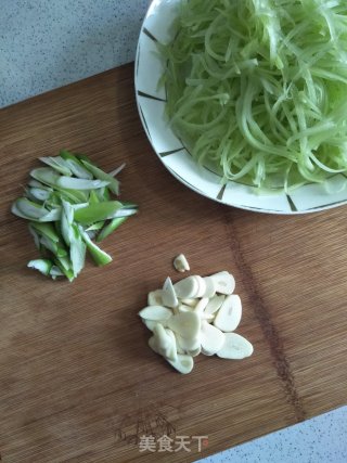 蒜片莴笋的做法步骤：3