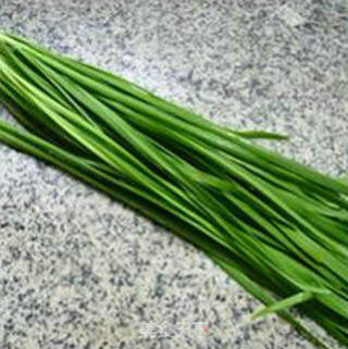 韭菜绿豆芽炒鱿鱼的做法步骤：1