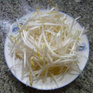 韭菜绿豆芽炒鱿鱼的做法步骤：3