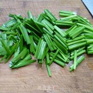 韭菜绿豆芽炒鱿鱼的做法步骤：5