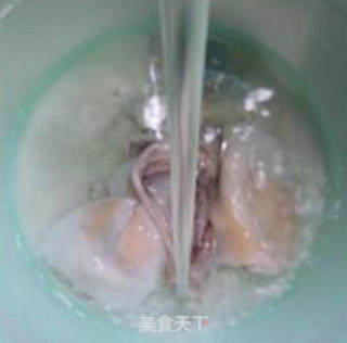 韭菜绿豆芽炒鱿鱼的做法步骤：6