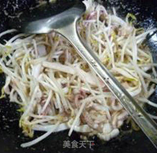 韭菜绿豆芽炒鱿鱼的做法步骤：9