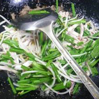 韭菜绿豆芽炒鱿鱼的做法步骤：10
