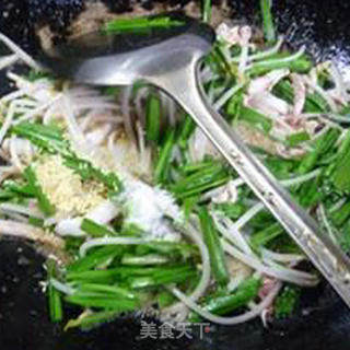 韭菜绿豆芽炒鱿鱼的做法步骤：11