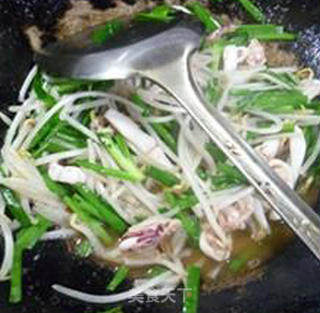韭菜绿豆芽炒鱿鱼的做法步骤：12