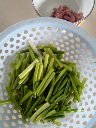 蒜苔炒肉的做法步骤：2