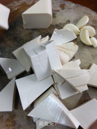 荷兰豆烩豆腐的做法步骤：2
