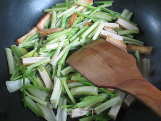 鱼豆腐炒芹菜的做法步骤：3
