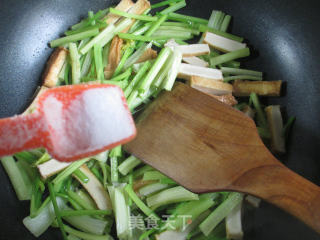鱼豆腐炒芹菜的做法步骤：4