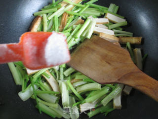 鱼豆腐炒芹菜的做法步骤：5