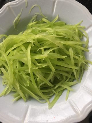 鲜虾仁炒莴苣丝的做法步骤：2