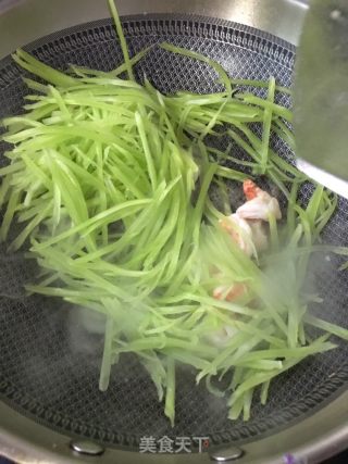 鲜虾仁炒莴苣丝的做法步骤：13