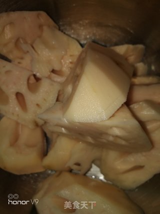 丸子莲藕海带汤的做法步骤：2