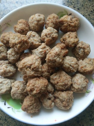 木耳焖肉丸的做法步骤：1
