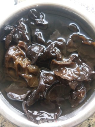 木耳焖肉丸的做法步骤：2