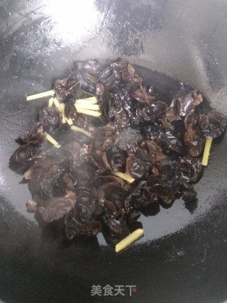 木耳焖肉丸的做法步骤：4