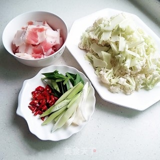 五花肉煸花菜的做法步骤：2