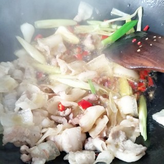 五花肉煸花菜的做法步骤：8