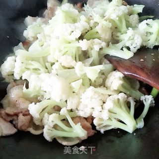 五花肉煸花菜的做法步骤：9