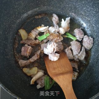 红烧牛肉面的做法步骤：3
