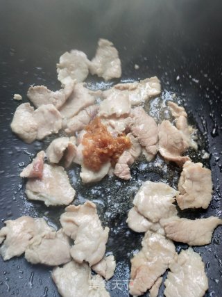 香芹炒肉的做法步骤：2