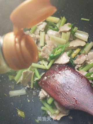 香芹炒肉的做法步骤：6