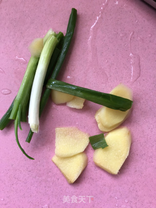 鸭血豆腐竹笋炖鱼的做法步骤：2