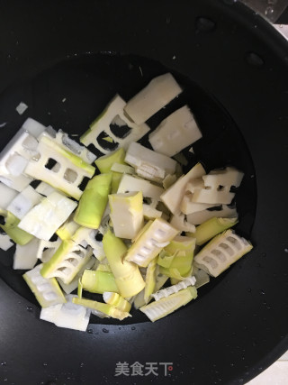 鸭血豆腐竹笋炖鱼的做法步骤：4