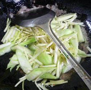 韭菜芽猪肚炒丝瓜的做法步骤：7