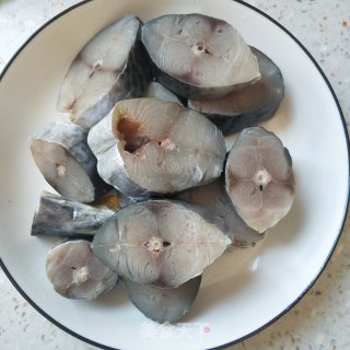 鲅鱼炖粉条的做法步骤：1