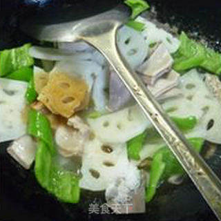 青椒猪肚炒莲藕的做法步骤：11